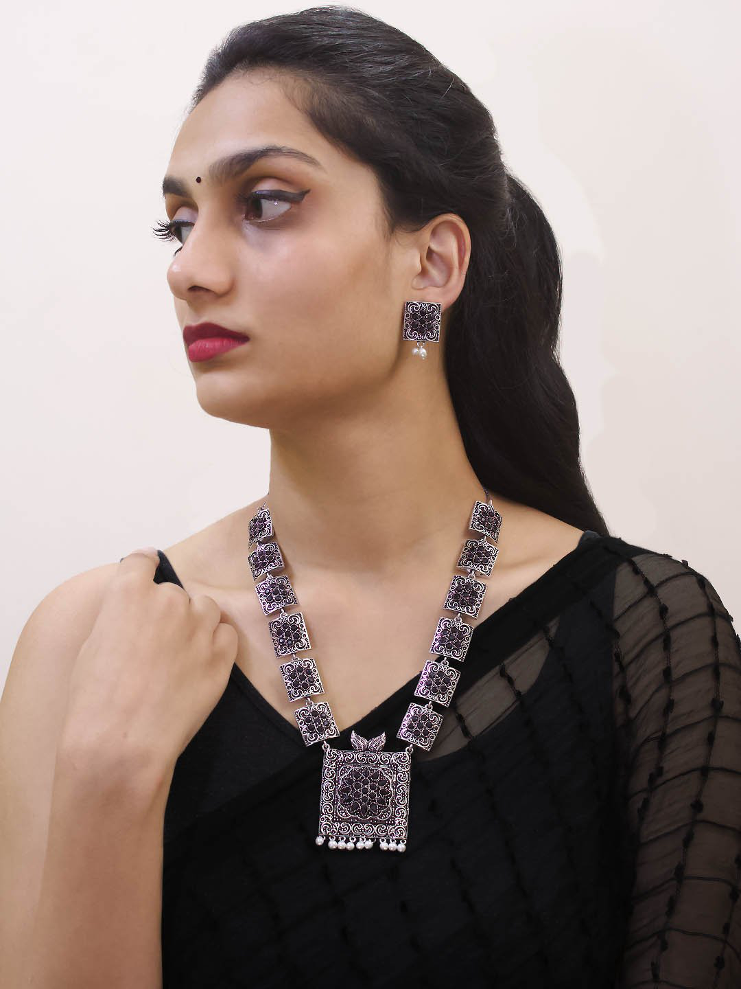 The Art Of Styling Sarees With Bold Antique Necklace