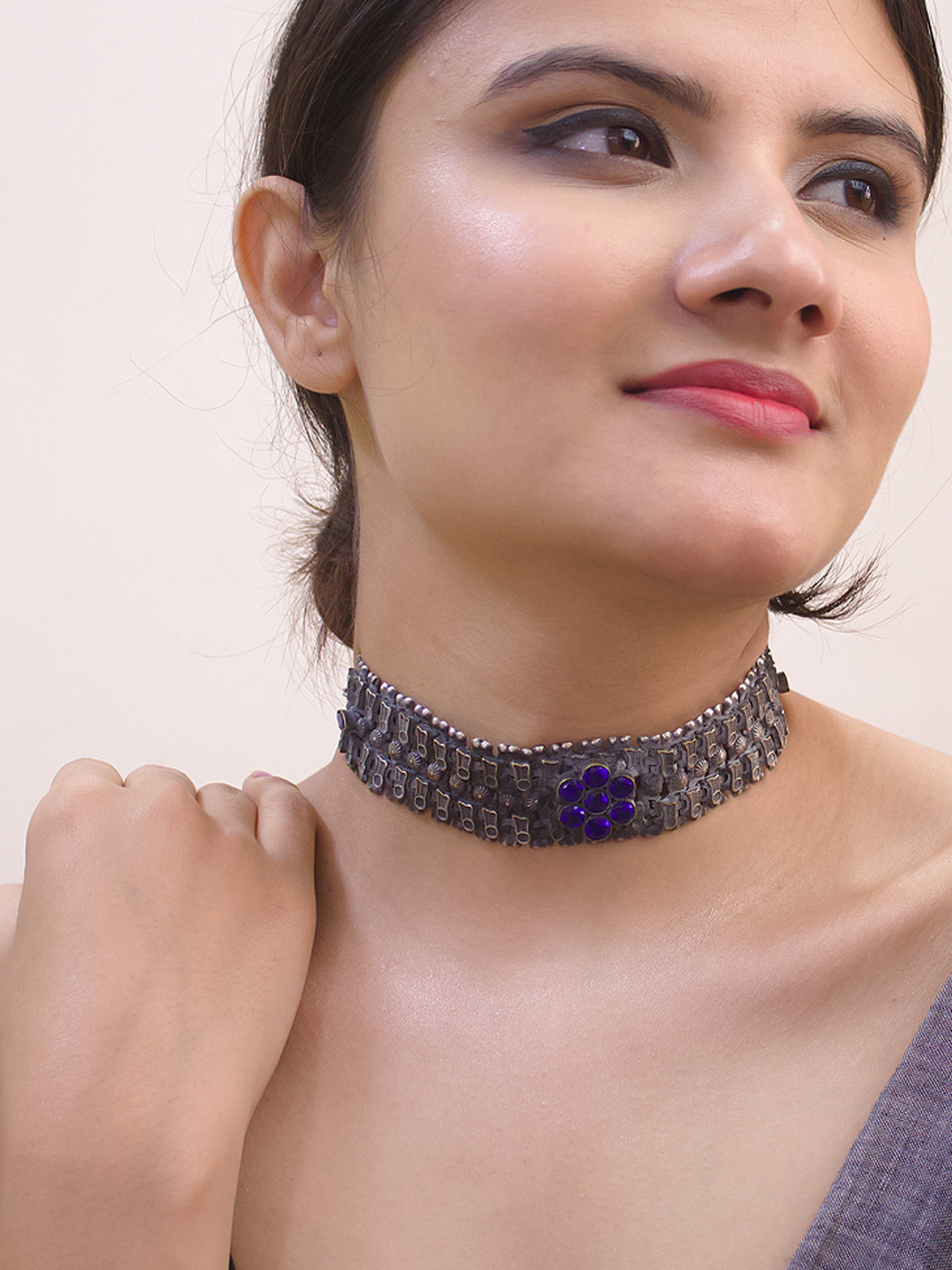 Silver hot sale glitter choker